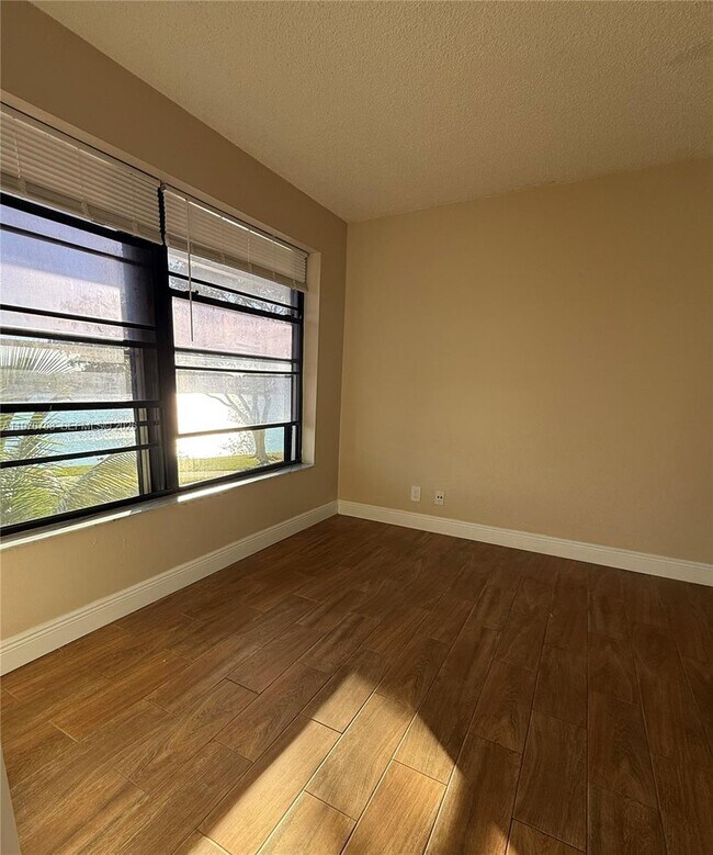 Building Photo - 201 Lake Pointe Dr