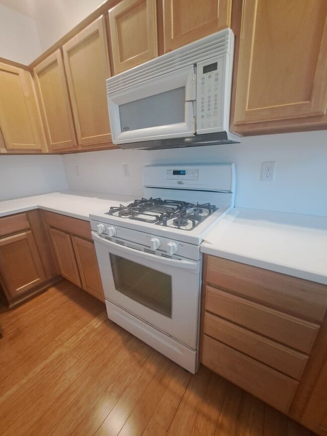 Building Photo - 3 Bedroom A/C Pet Friendly - Hillsboro