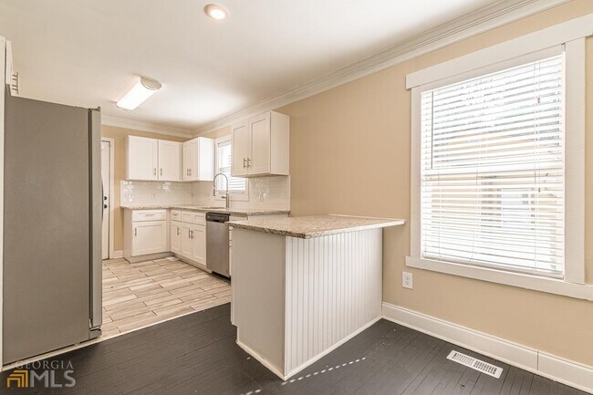 Building Photo - 1136 Wyland Dr SW
