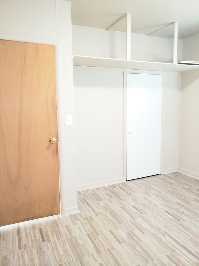 Building Photo - Cozy 1 bed, 1 bath house! Centrally located with washer & dryer!