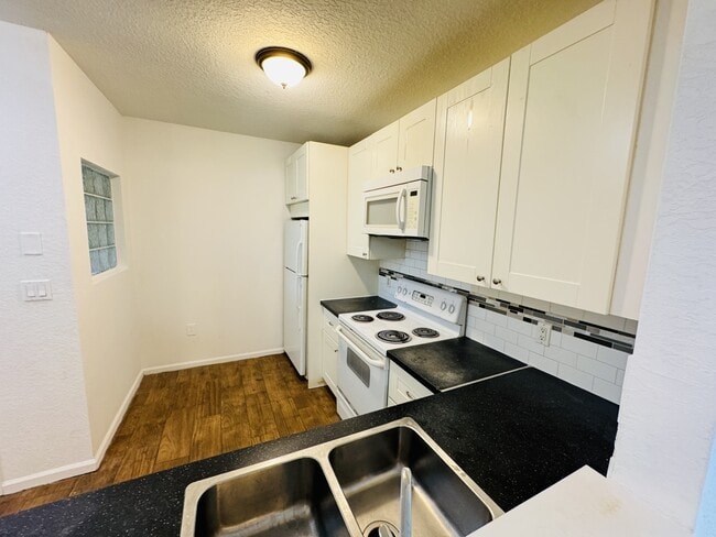 Building Photo - 1157 Golden Lakes Blvd