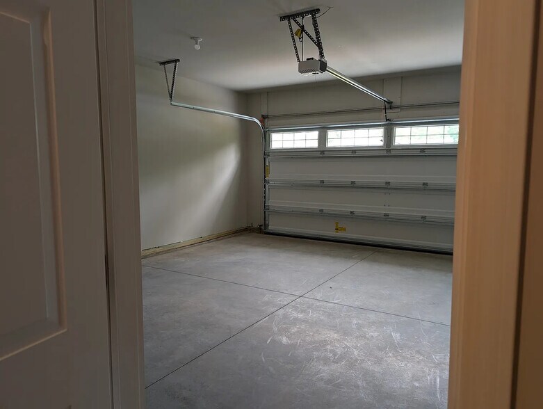 Building Photo - Room in Townhome on Reeves St