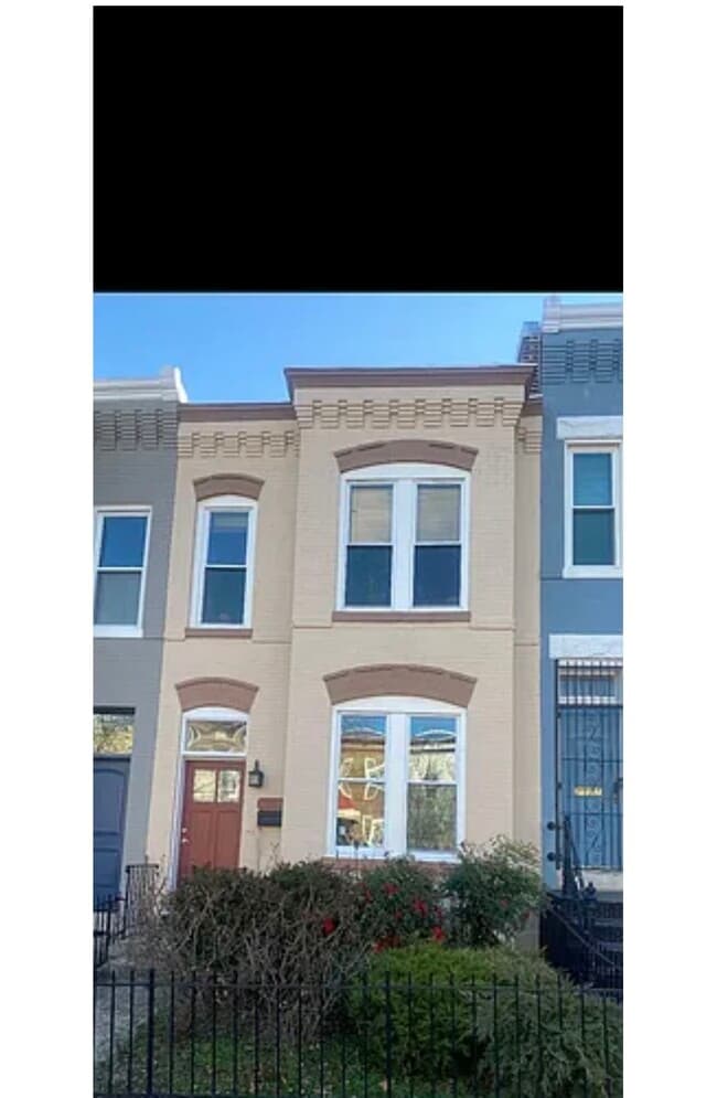 Building Photo - 639 11th St NE