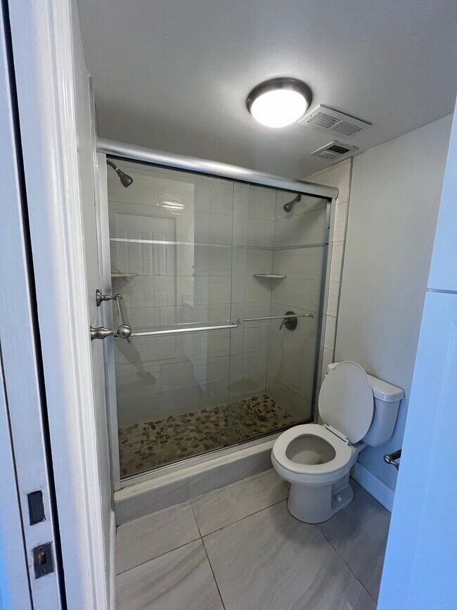 Building Photo - ONE BEDROOM ONE BATHROOM! FULLY RENOVATED Stainless Appliances!