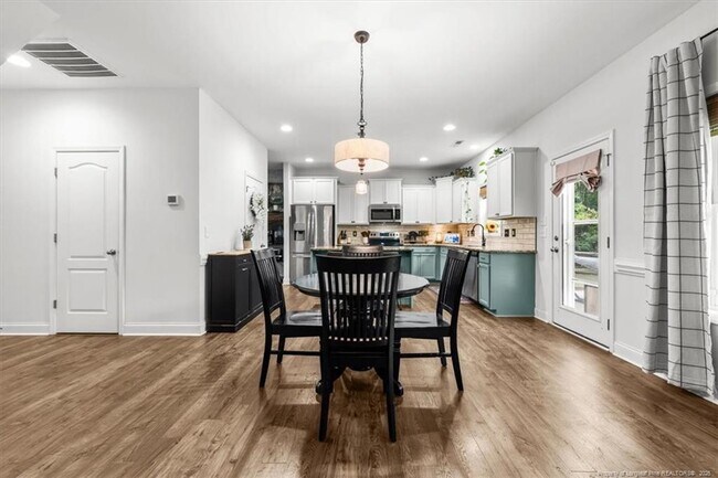 Building Photo - 400 Everest Ct