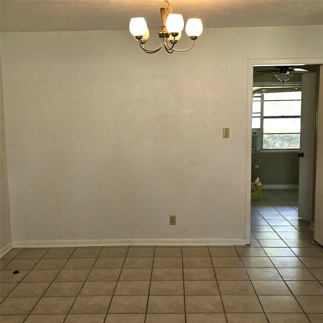 Building Photo - 135 Redbud St