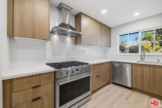 Building Photo - 10557 Reseda Blvd