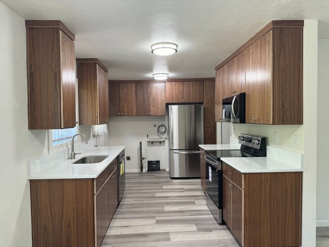 Building Photo - Fully updated 2 bed 1 bath single story duplex in a great location!