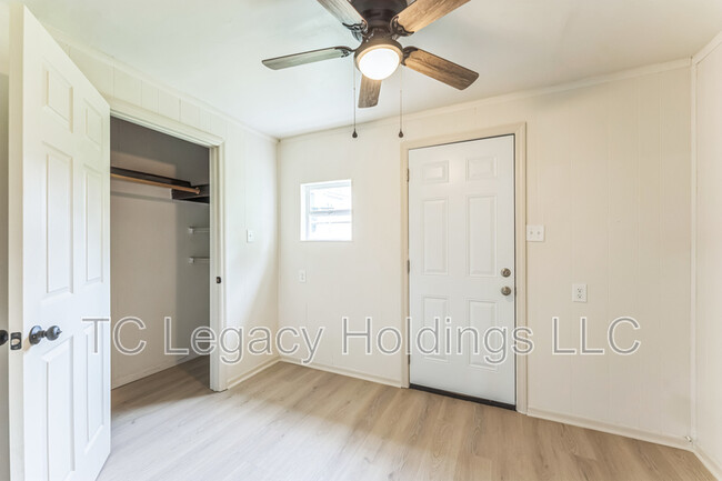 Building Photo - 127 Denham St
