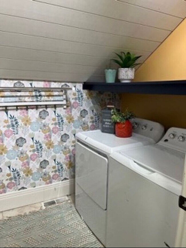 Building Photo - Beautiful, 6 Bedroom Home!