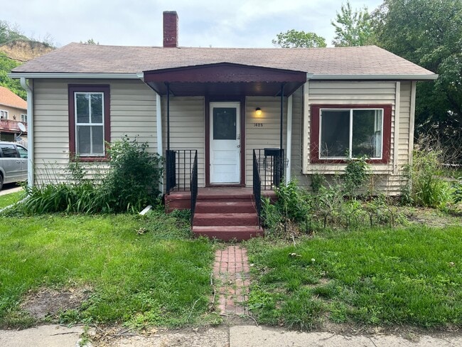 Primary Photo - 1425 Pleasant St
