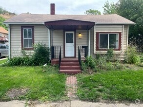 Building Photo - 1425 Pleasant St