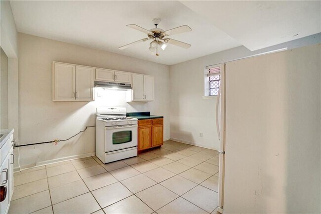 Building Photo - 648 Cativo Dr SW