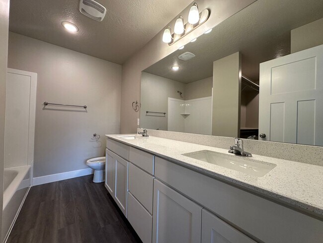 Building Photo - New Never Lived in Springville Townhome Fo...