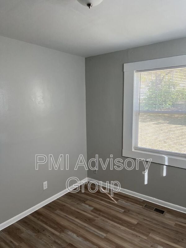 Building Photo - 2618 SE Adams St