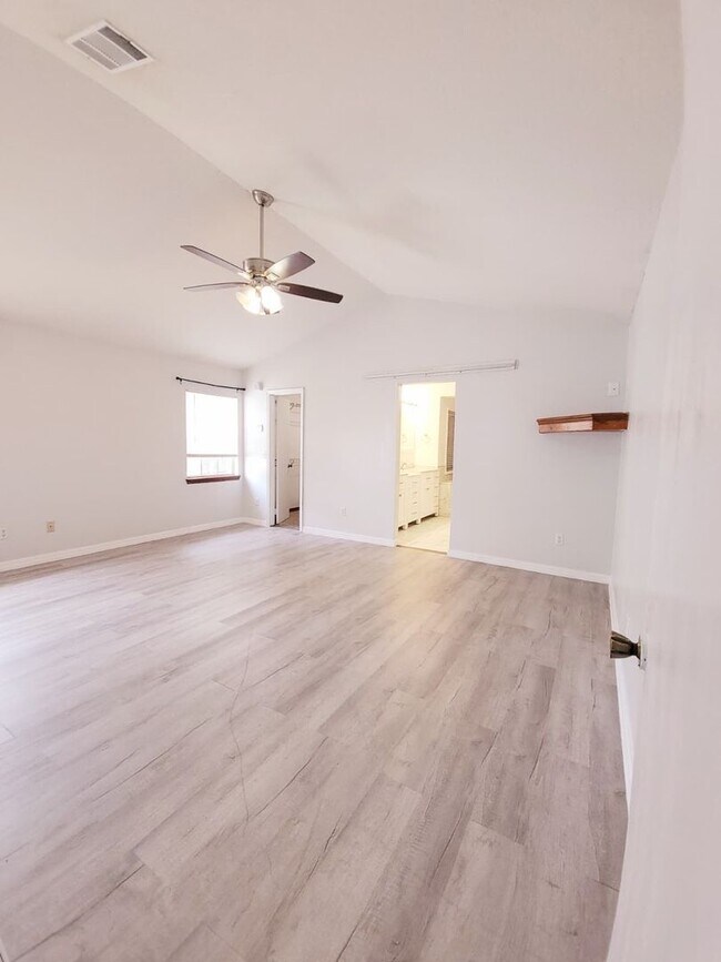 Building Photo - For Rent | Hidden Glen Community | 4 Bed, 2 Bath + Private Pool Oasis