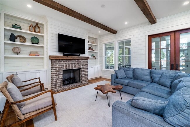 Building Photo - Fully Furnished Home In The Groves