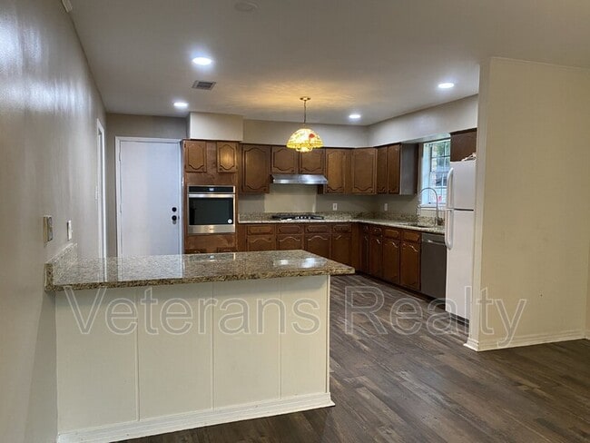 Building Photo - 2411 Sunkist Country Club Rd