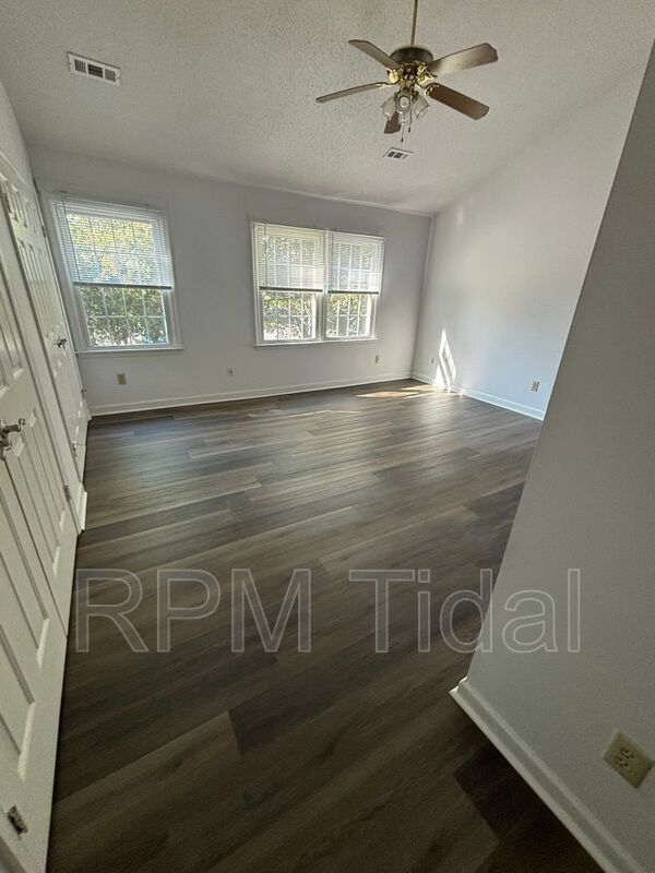 Building Photo - 610 Guy Ln