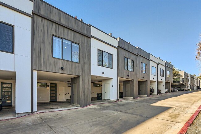 Building Photo - 2804 S 1st St