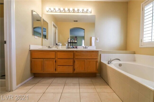 Building Photo - 2521 Stanwood Ave