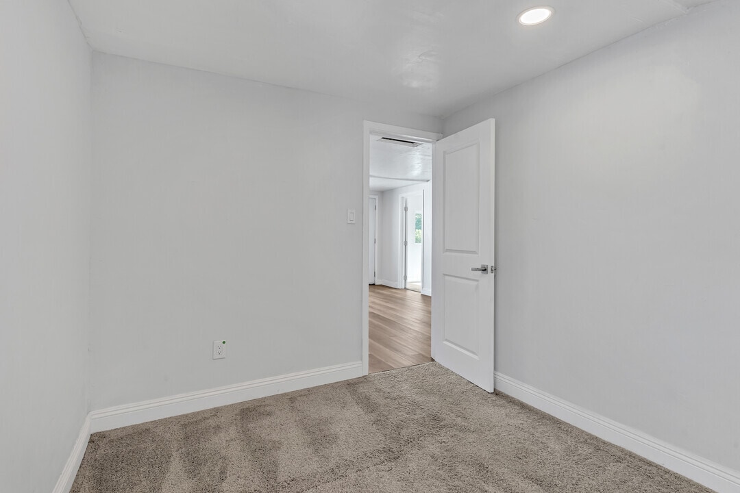 Building Photo - 1224 Willowside Ter