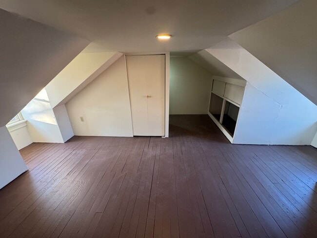 Building Photo - 4 Bedroom Home