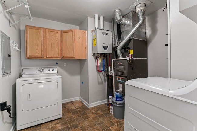 Building Photo - 1909 Mayfair Dr