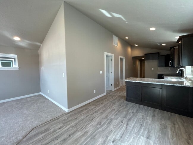 Building Photo - 3 Bedroom / 2 Bathroom Home in NW Redmond