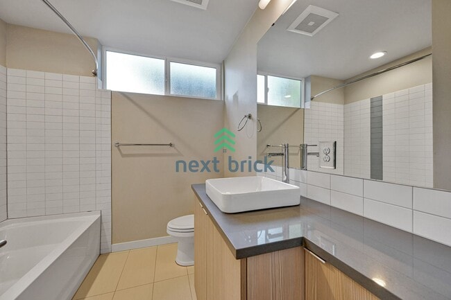 Building Photo - Stylish 2 Bed 2 bath Townhome for Rent