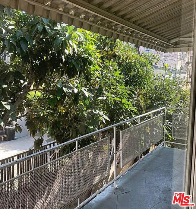 Building Photo - 832 S Gramercy Pl