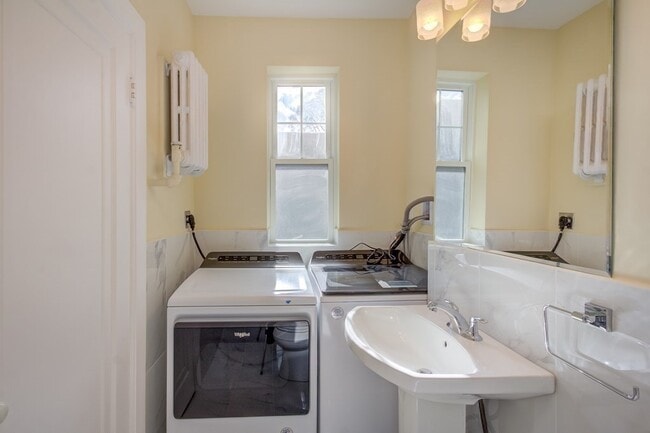 Building Photo - 321 Tappan St