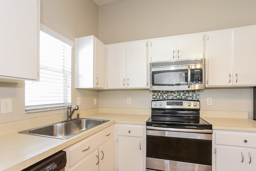 Building Photo - 221 Lookout Dr