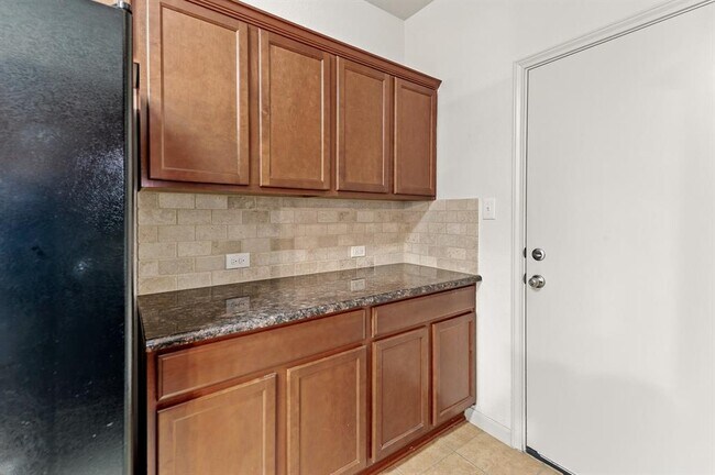 Building Photo - 1620 Bryant Dr