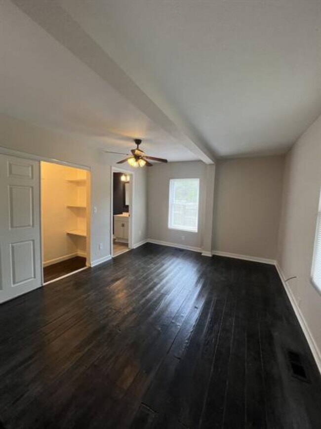 Building Photo - Lenoir City 37771 - Charming 3-Bed, 1.5-Bath Farm-Style Home Within City Limits - Contact Chad We...
