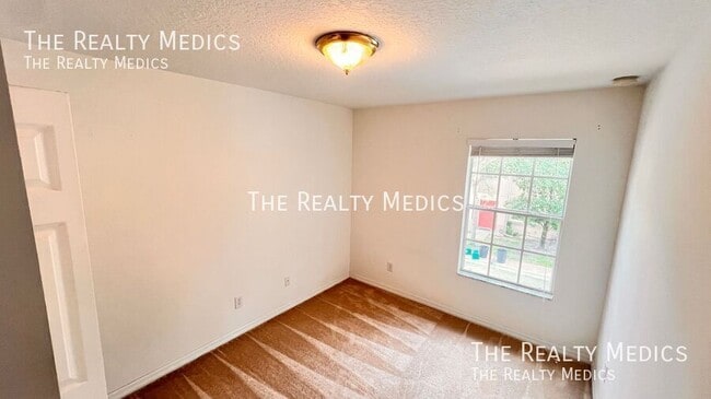 Building Photo - 3658 Oakdale Cir