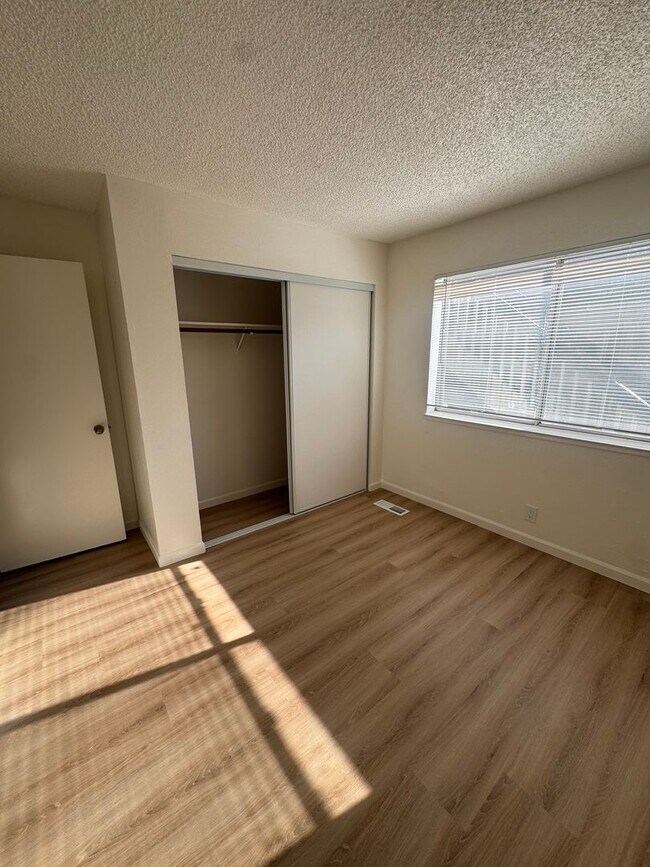 Building Photo - Beautifully Updated 2BD/2BA Condo | In-Unit Laundry, Garage & Greenbelt Views
