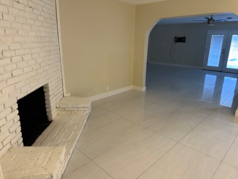 Building Photo - 704 Mc Dermit St