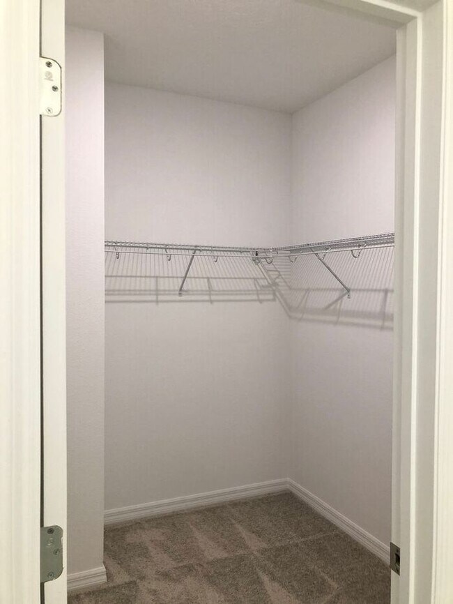 Building Photo - Beautiful 3/2.5 Newly Appointed Home with ...