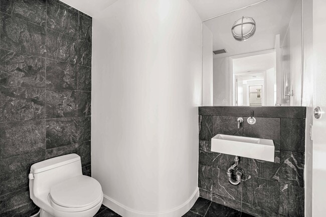 Building Photo - 100 W 58th St