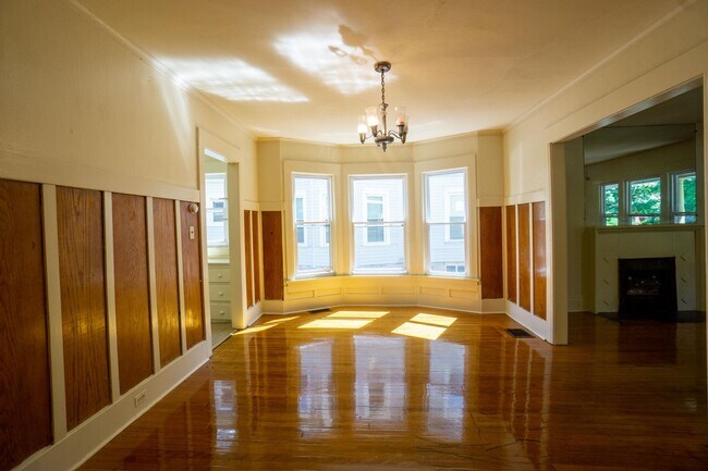 Building Photo - First Floor Flat Close to Campus Off Stree...