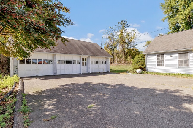 Building Photo - 142 Meadow St