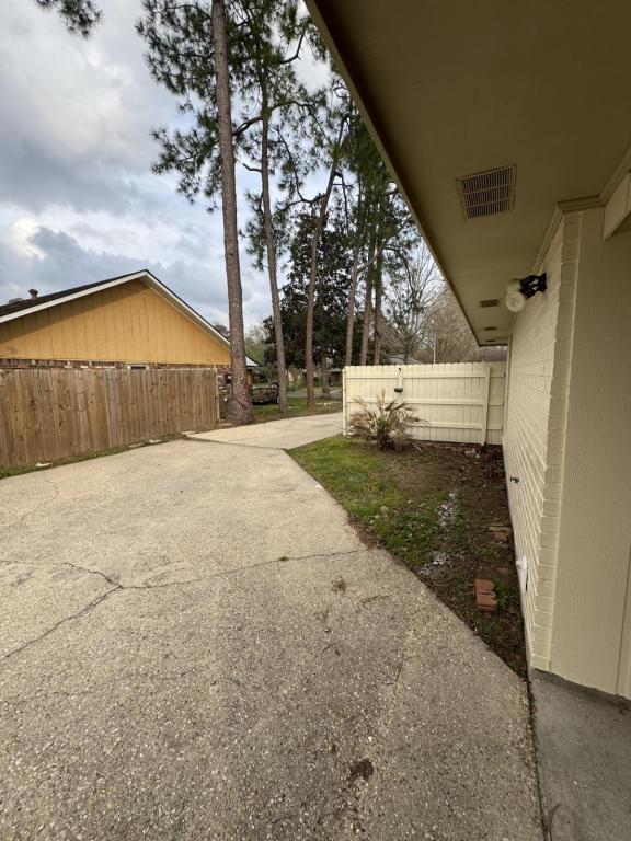 Building Photo - 1413 Briarhurst Dr