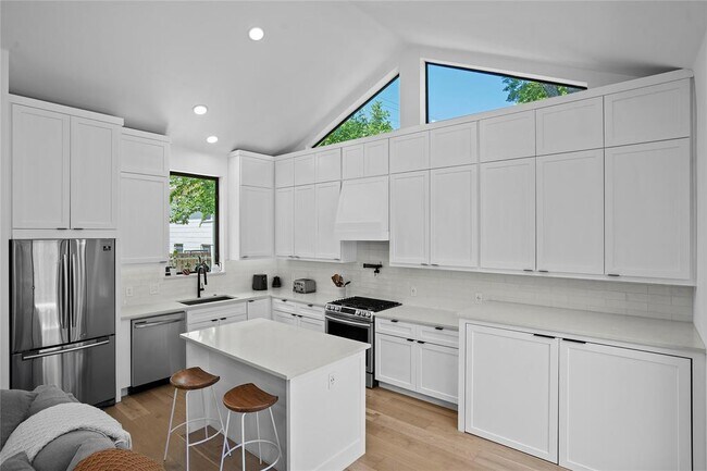Building Photo - 2216 Lindell Ave