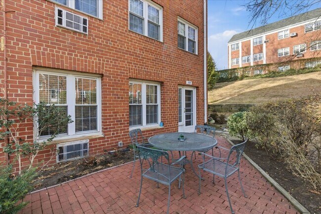 Building Photo - Condo in Parkfairfax community