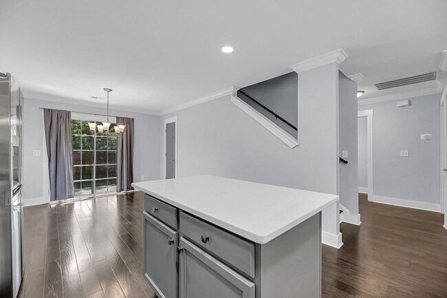 Building Photo - Centrally Located and Beautifully Renovate...
