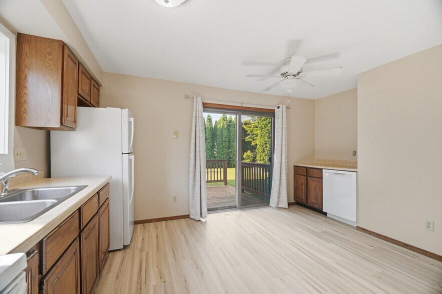 Building Photo - 1355 W Hiawatha Dr