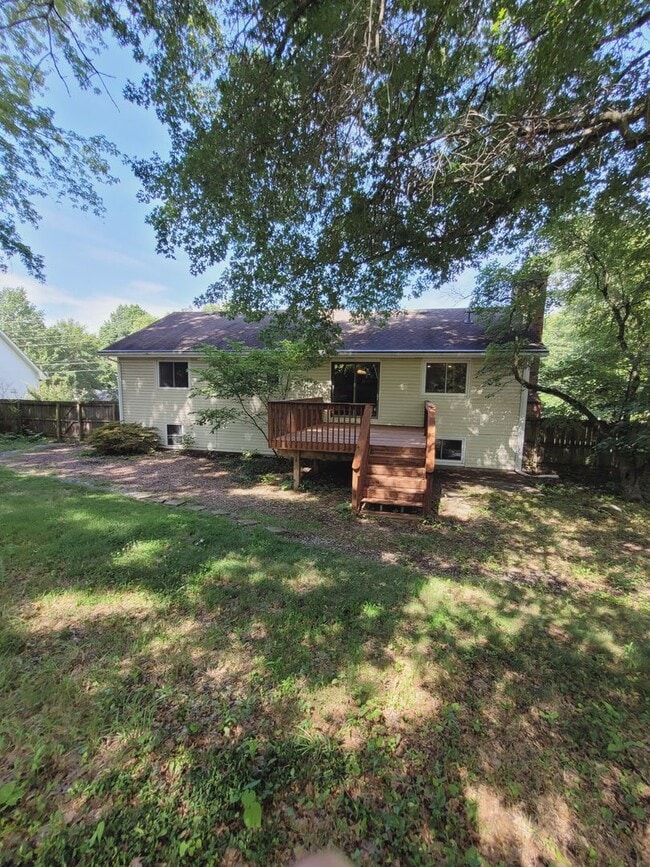 Building Photo - 3 bed, 3 bath home off Chapel Hill Road