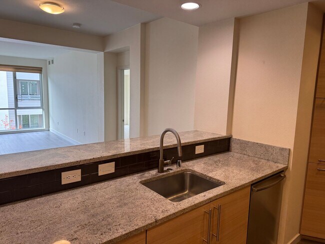 Building Photo - Beautiful third level 2 bedroom condo in the Mercer