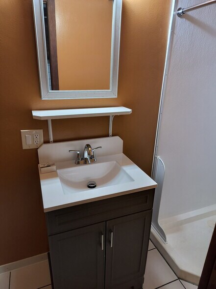 Private bathroom - 5739 Winnetka Ave